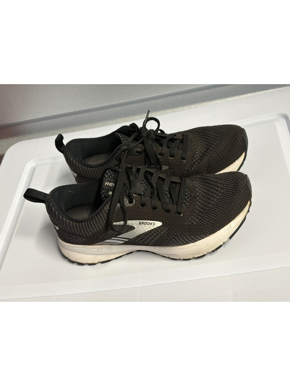 Brooks Revel 5 Black and White Running Shoes Size 7.5